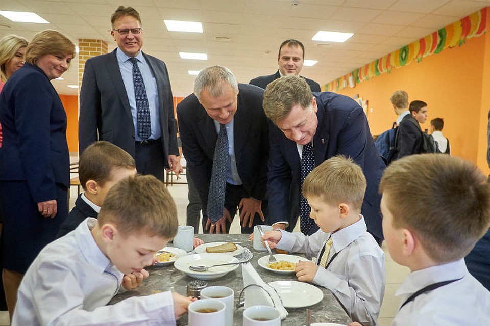 Школьники с удовольствием обедают в столовой на переменах.