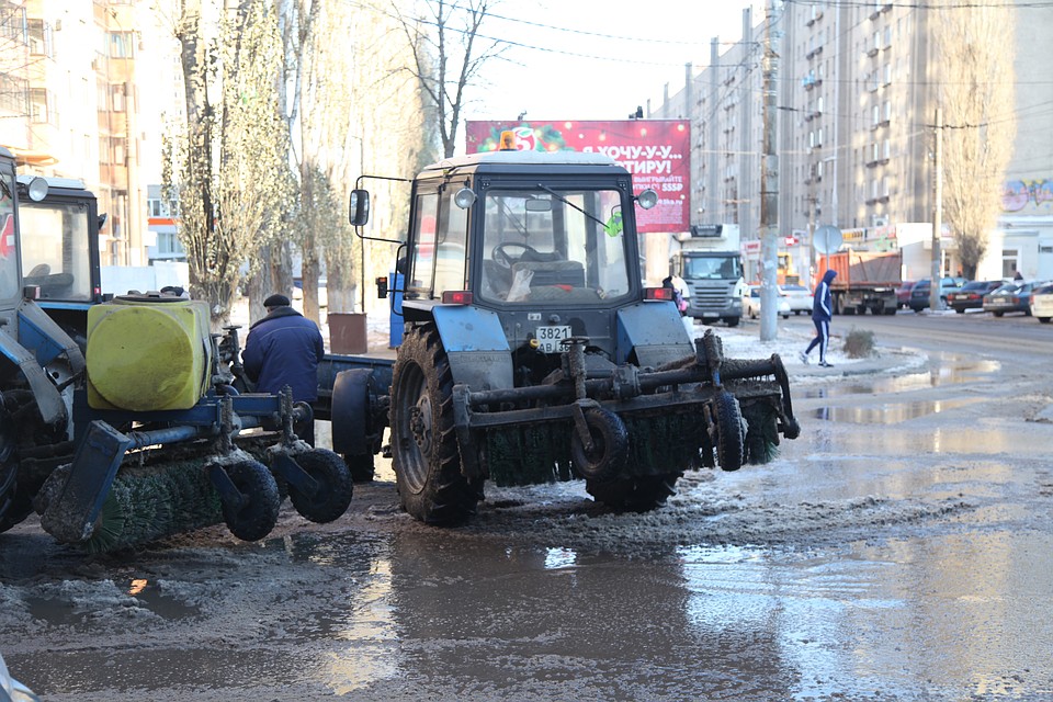 Работники комбината благоустройства говорят, что не мешало бы перекрыть движение на время уборки воды.