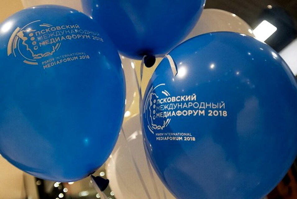 Главный приз конкурса - зеркальный фотоаппарат, достался жительнице Великих Лук.