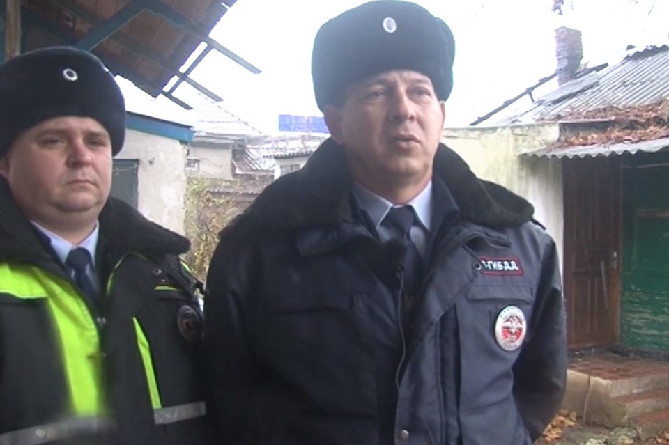 Сотрудники полиции помогли выбраться жильцам и вызвали пожарных