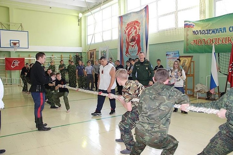Одно из состязаний на спартакиаде - перетягивание каната. Фото: предоставлено Центром патриотического воспитания Новосибирской области.