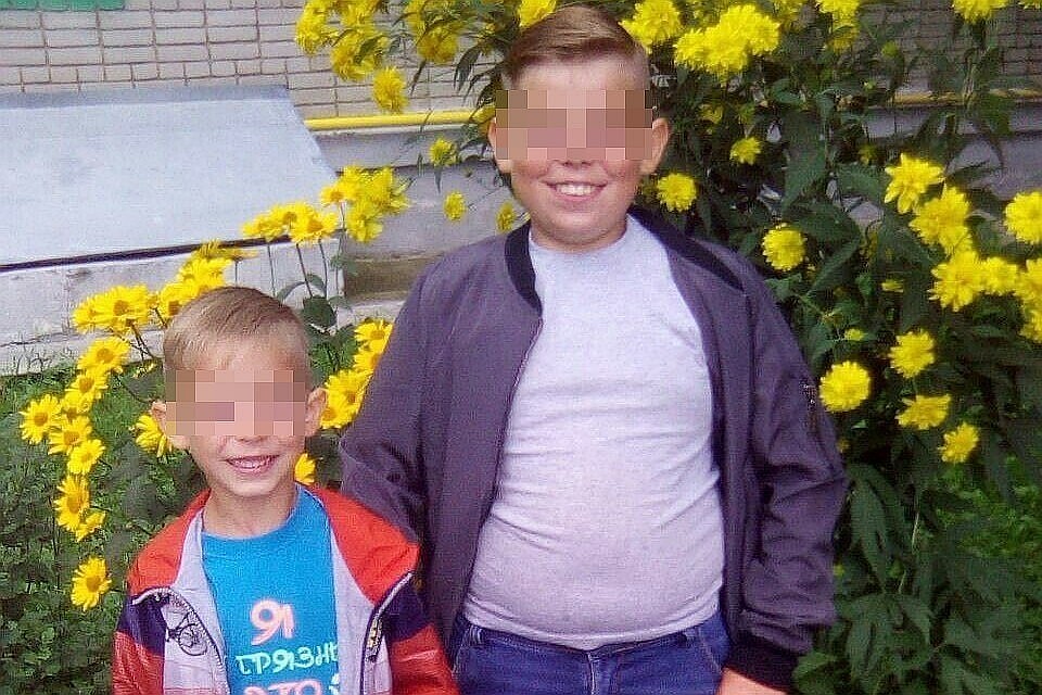 11-летний Коля и 6-летний Костя провалились в яму, заполненную водой.