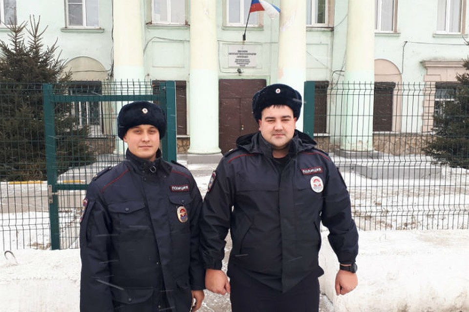 Полицейские из Усолья-Сибирского помогли женщине выбраться из горящей комнаты общежития.