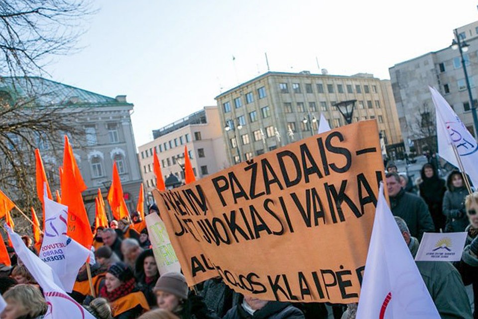 у здания министерства просвещения Литвы состоялась акция в поддержку бастующих учителей. Фото: с сайта NTTS.LT