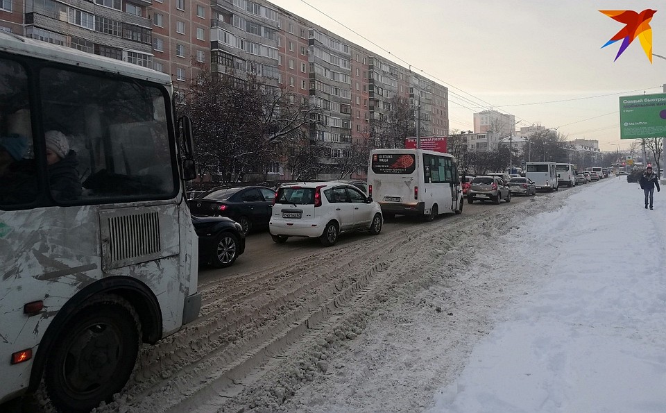 Утро понедельника и пробка на Октябрьской улице в Орле