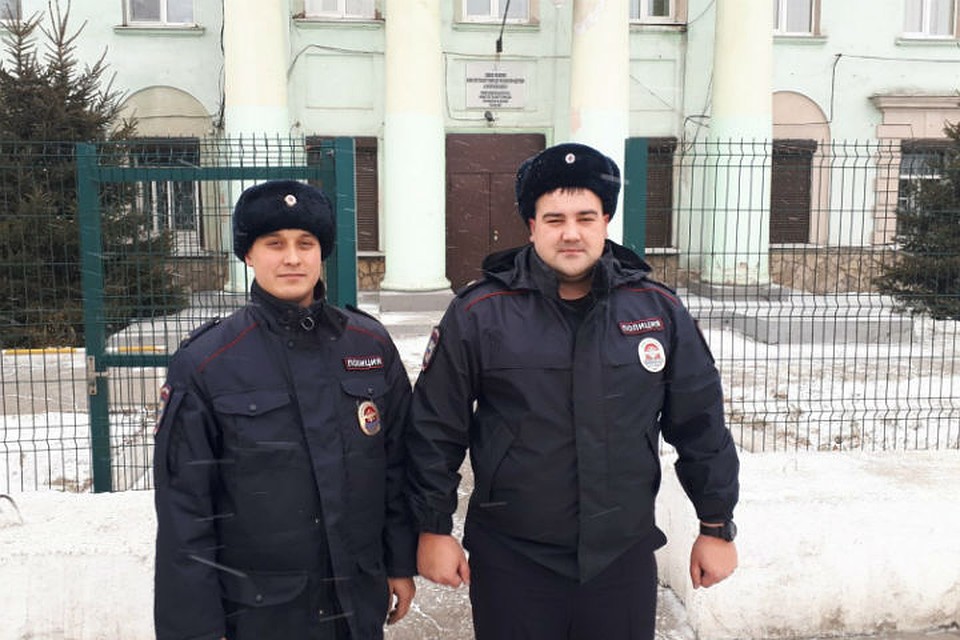 Напарники Михаил Сурин и Иван Бабкин вытащили женщину из охваченной дымом квартиры. Фото: ГУ МВД России по Иркутской области.
