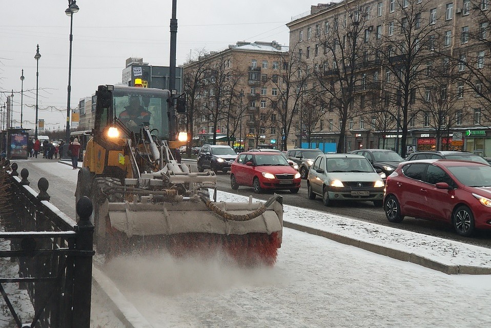 Почти 14 тысяч тонн грязи вывезли в ноябре с улиц Петербурга Фото: Комитет по благоустройству Петербурга