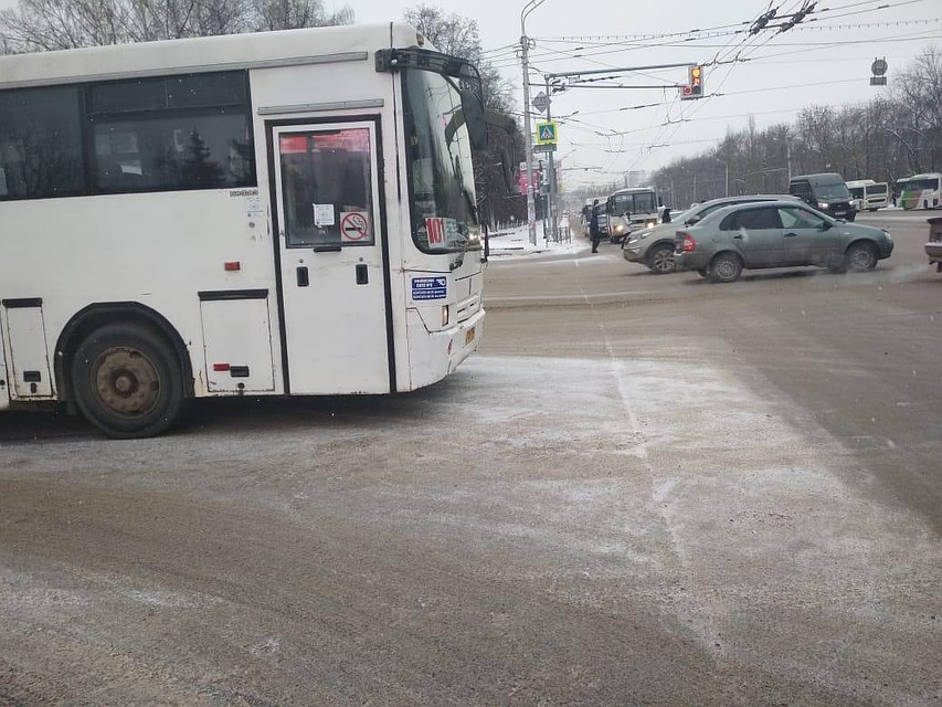 Девочка переходила дорогу на зеленый свет