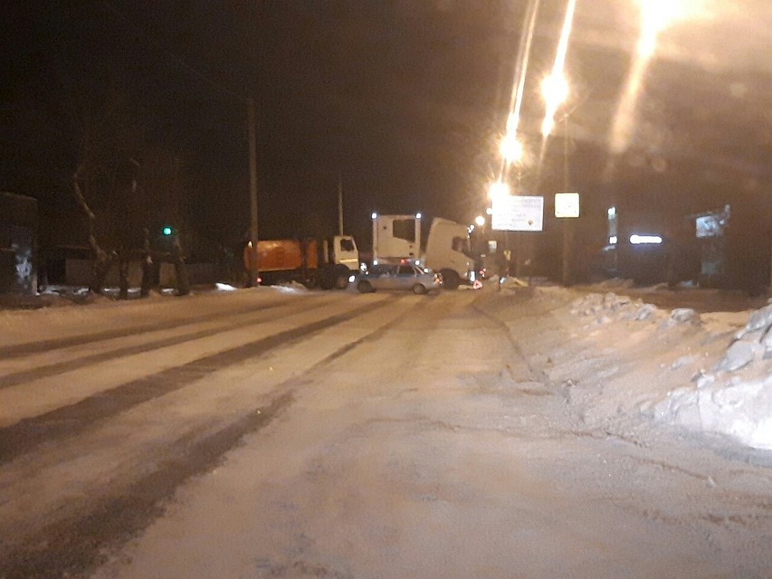 В Омске столкнулись фура и мусоровоз и перекрыли дорогу