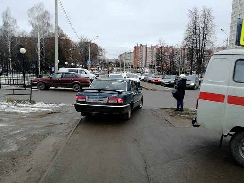 Водитель «Волги» оштрафован за езду по тротуару. ФОТО: