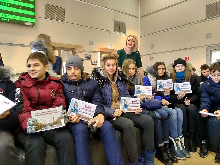 Саратовских школьников научили правилам безопасности на железной дороге