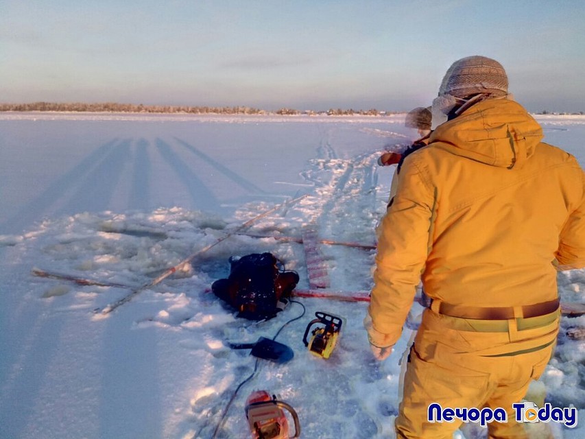 Одному человеку удалось выбраться из воды, а второму – нет