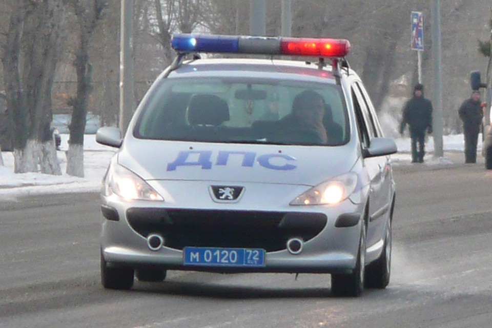 В Тюмени под колеса автобуса попали два подростка