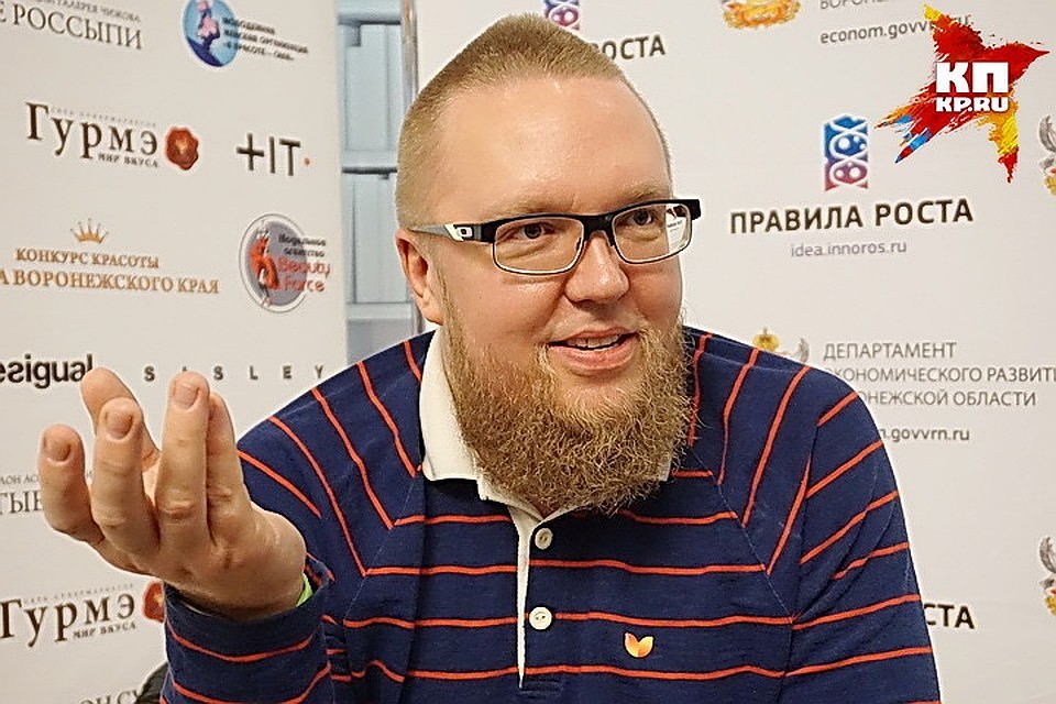 Стиллавина восхитил челябинский ларек-заправка. Фото: Татьяна ПОДЪЯБЛОНСКАЯ.