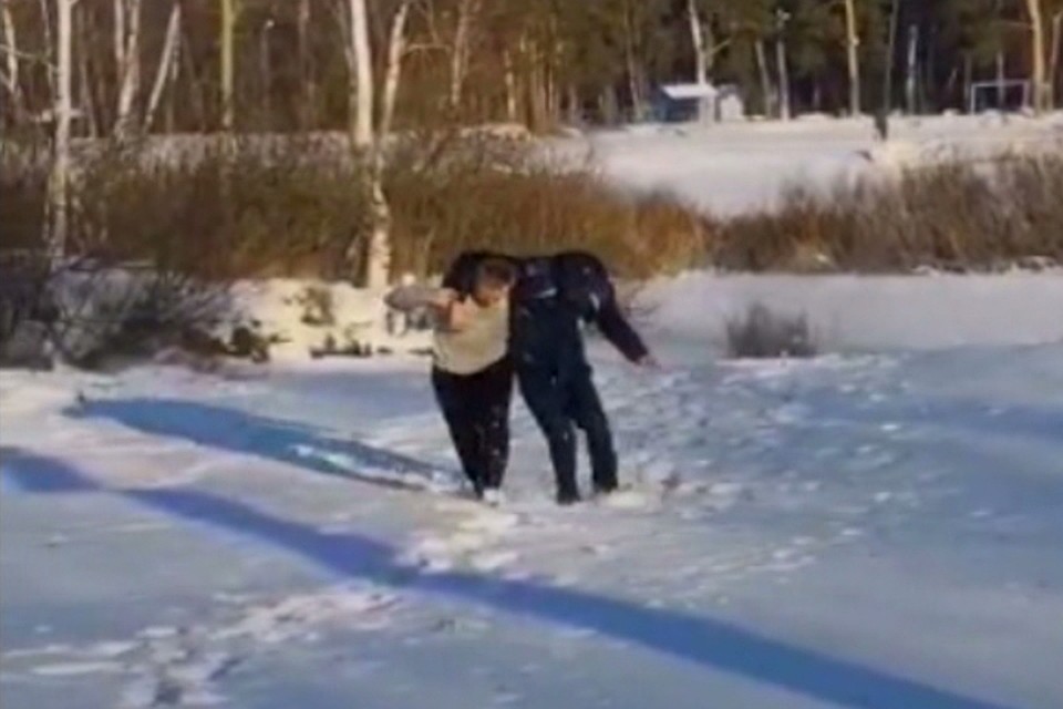 Сотрудник уголовного розыска спас мужчину из полыньи в Нижнем Новгороде. Фото: стоп-кадр видео Светланы Филатовой