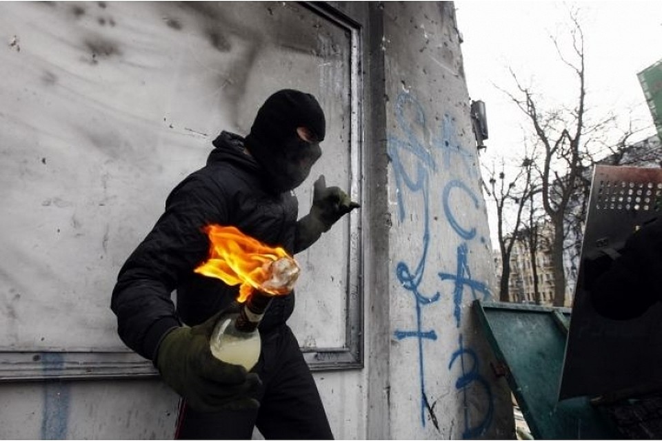 В Афинах группа подростков-анархистов забросала «коктейлями Молотова» полицейских