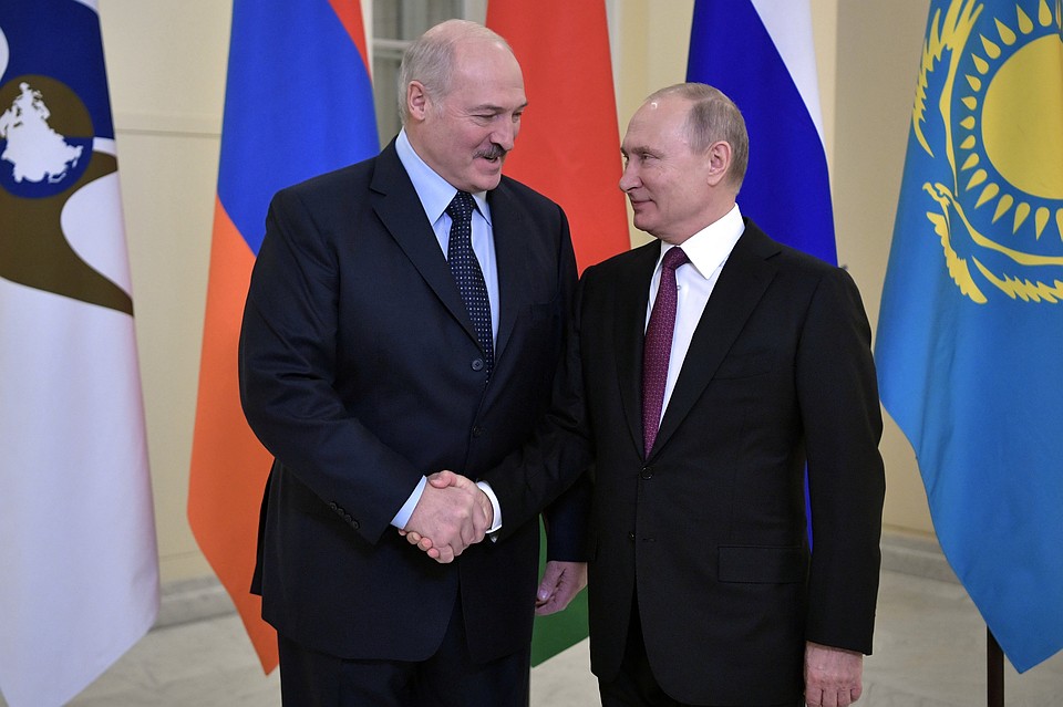 Владимир Путин и Александр Лукашенко перед саммитом ЕАЭС в Петербурге