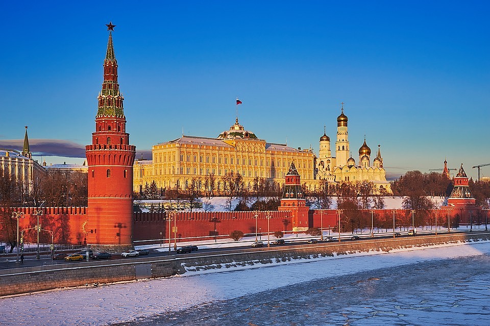 Кремль следит за ситуацией с отменой концертов Хаски и Элджея