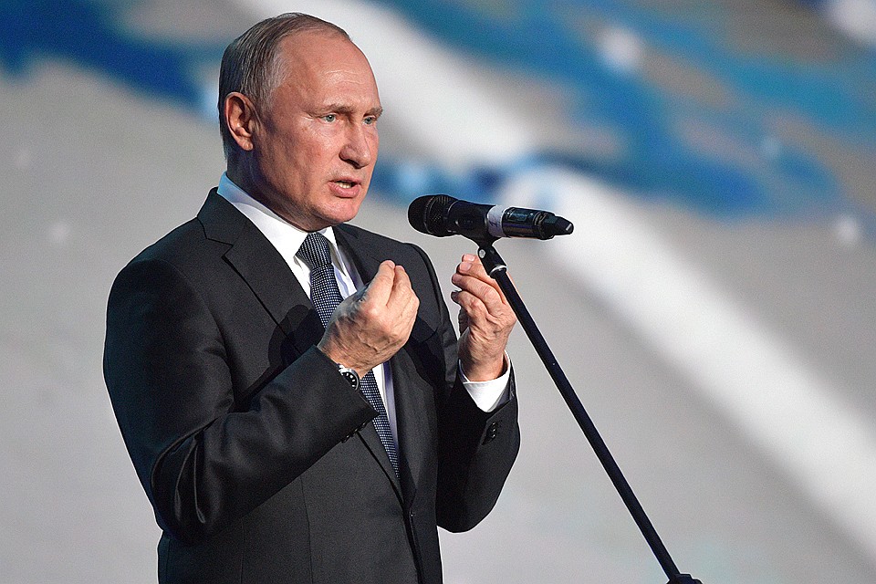 Президент РФ, председатель попечительского совета РГО Владимир Путин на церемонии вручении премии Русского географического общества.