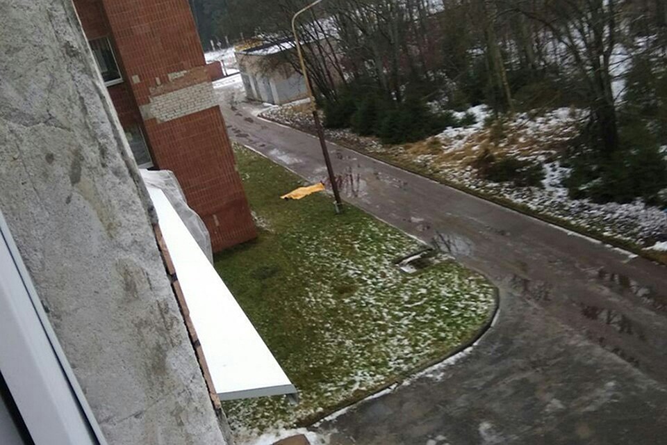 В Новополоцке рабочего убило сброшенными с четвертого этажа перилами. Фото: Телеграмм-канал ПГУ "Отчислено".