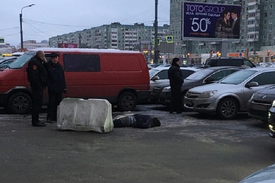 На парковке у метро «Проспект Просвещения» лежит труп