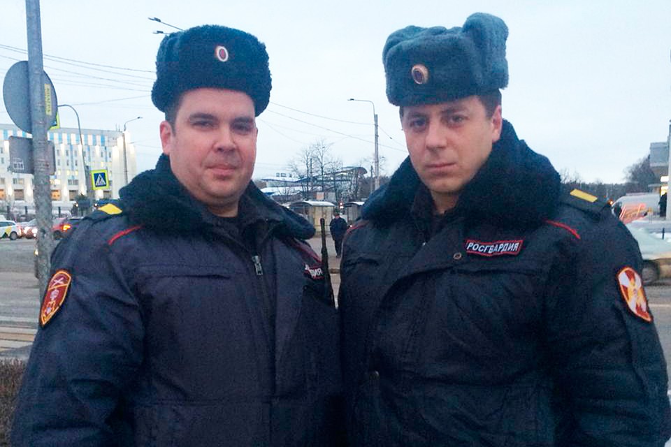 Сотрудники Росгвардии спасли в Петербурге женщину, которую похитил бывший любовник с друзьями Фото: пресс-служба УВО ВНГ России по Петербургу