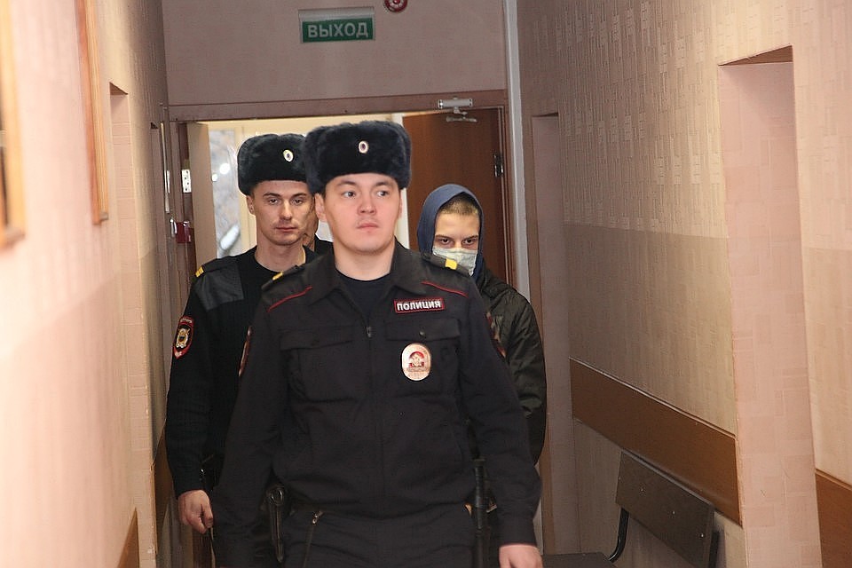 На суде обвиняемый прятал лицо под маской.