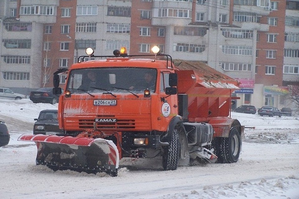 Во время движения у КАМАЗа отвалился скребок