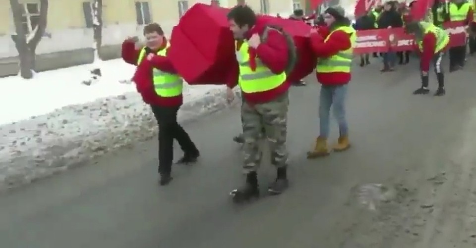 По ул. Свободы прошел странный марш