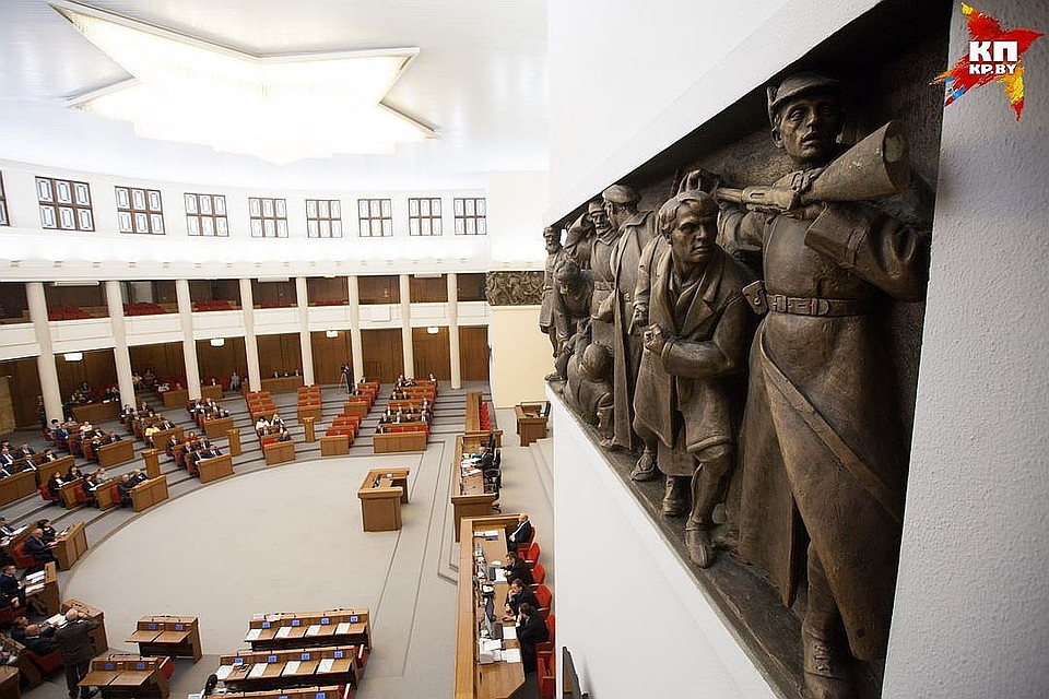 Обычно парламентарии заседают в Овальном зале, но сейчас он на ремонте