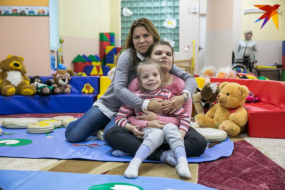 Катерина Вашкевич с дочками - 15-летней Женей и 7-летней Соней