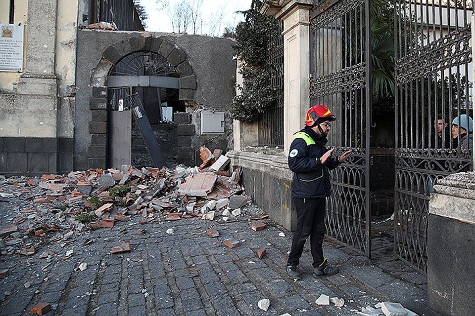 Прошедшей ночью снова было зарегистрировано еще десять более слабых толчков силой от 4,4 до 2 баллов