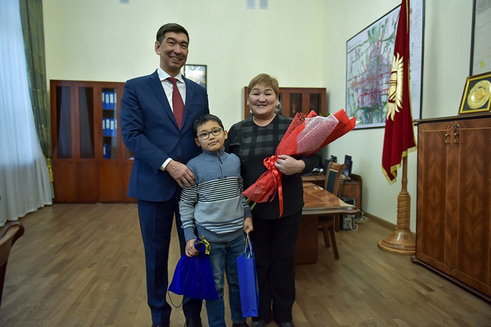 Мэр поздравил с наступающим Новым годом маленьких кыргызстанцев.