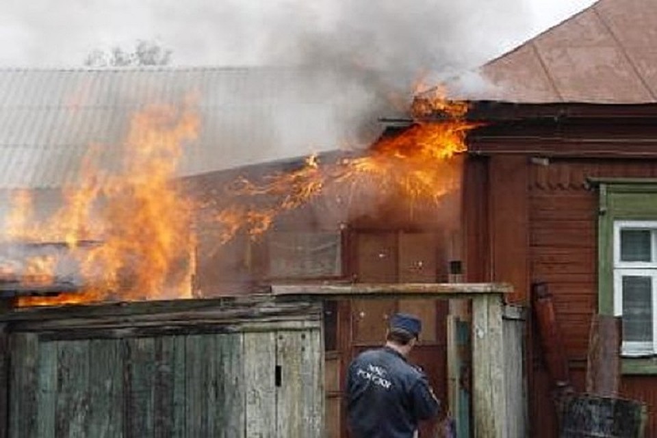 Огонь полыхал на веранде и на крыше