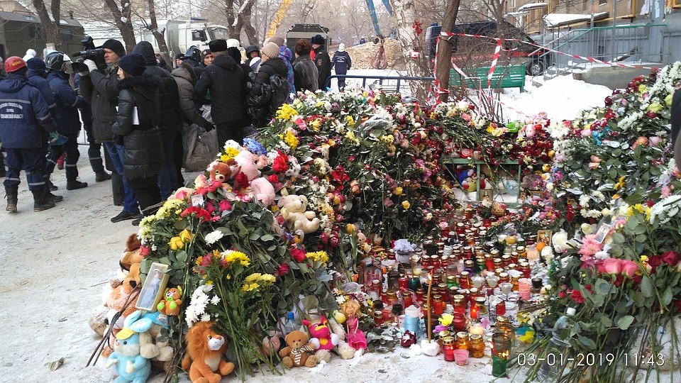 Неподалеку от завалов появился мемориал погибшим.