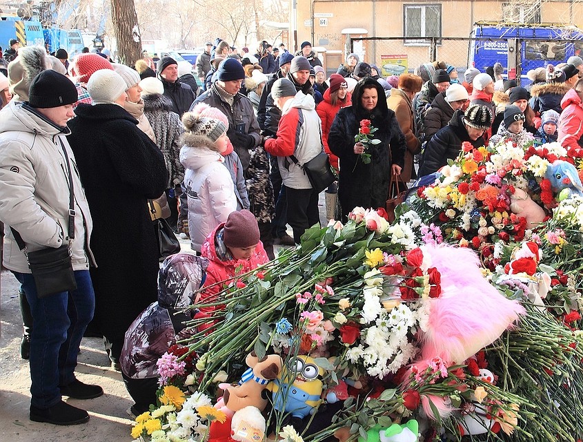 Подозрительного мужчину вычислили среди пришедших во двор горожан.