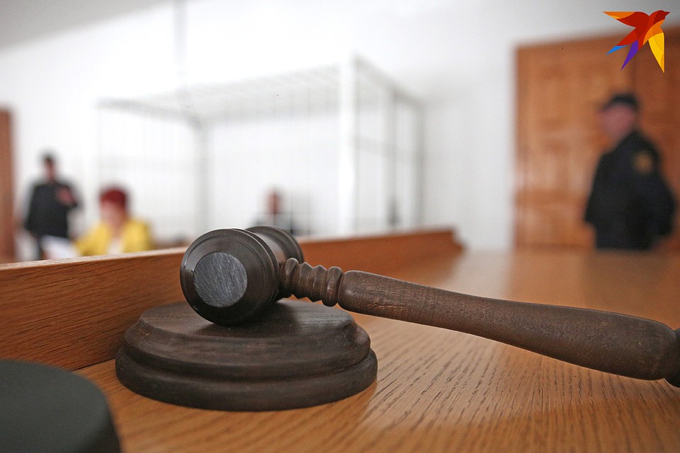 Завод подал в суд иск о взыскании недостачи с трех кладовщиц.