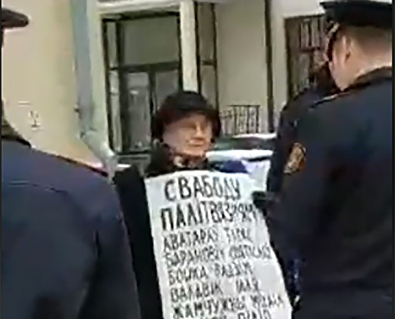 Милиция не разрешила повесить плакат на скульптуру городового.