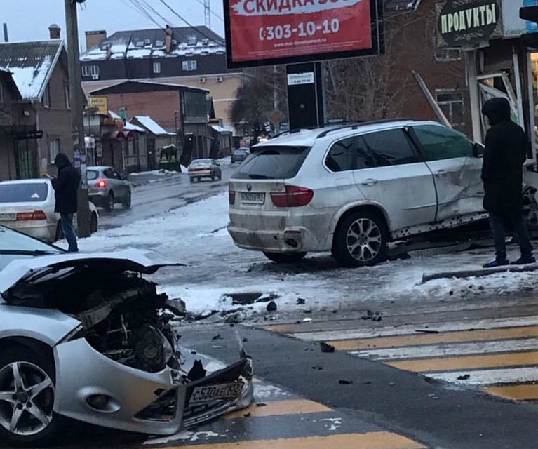 Оба автомобиля серьезно пострадали в аварии. Фото: ВК, паблик "Ростов Папа|Ростов-на-Дону"