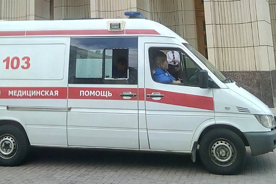 Пострадавшую женщину на «скорой» увезли в больницу.
