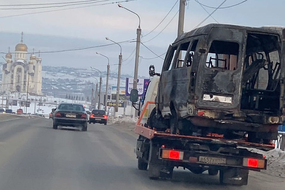 Маршрутка взорвалась недалеко от здания мэрии Магнитогорска. Фото: соцсети