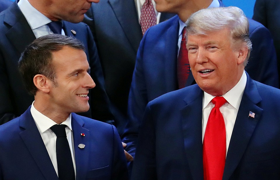 Президент США Дональд Трамп обсудил со своим французским коллегой Эмманюэлем Макроном планы вывода сил США из Сирии
