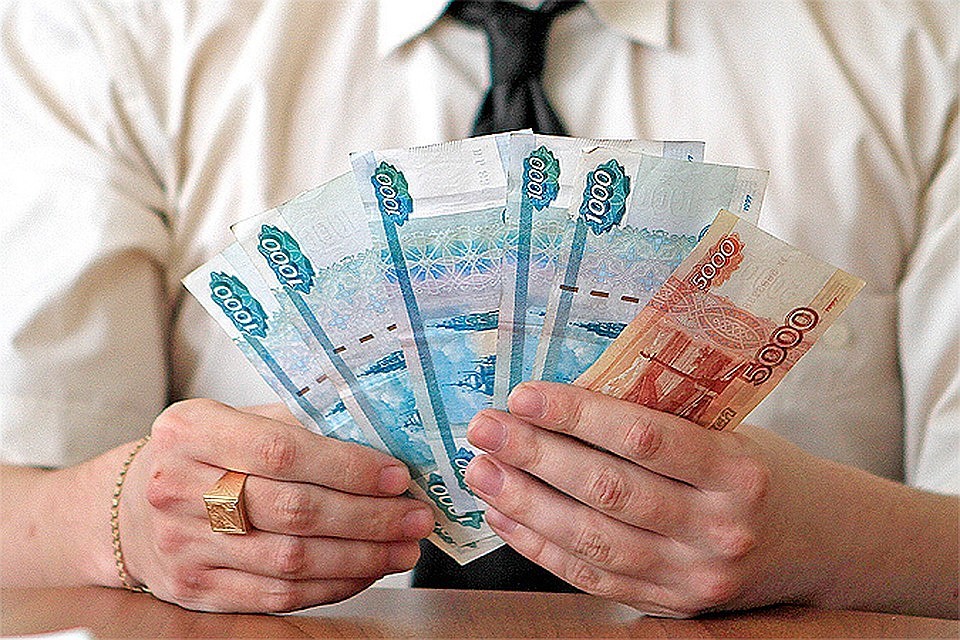 Мужчина забрался в дом и похитил около 25 000 рублей и 50 долларов.