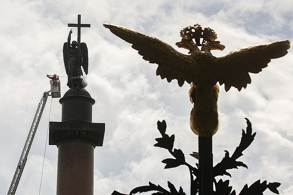 С ограды Александровской колонны украли двуглавого орла.