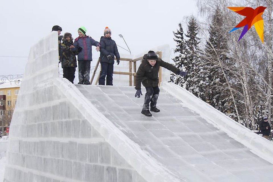 В Барнауле на ледяных горках за новогодние праздники пострадали около 40 детей