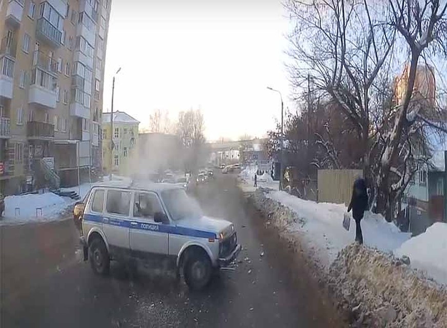 В сети обсуждают ДТП с полицейской машиной в Смоленске. ФОТО: drive2_smolensk.