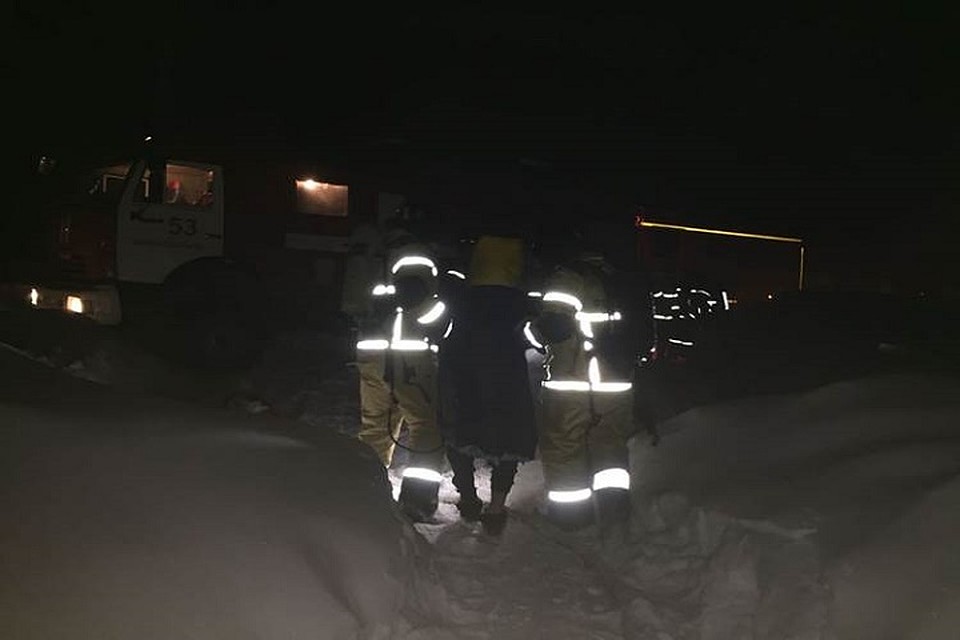 Пожарные вывели в спецмасках пять человек