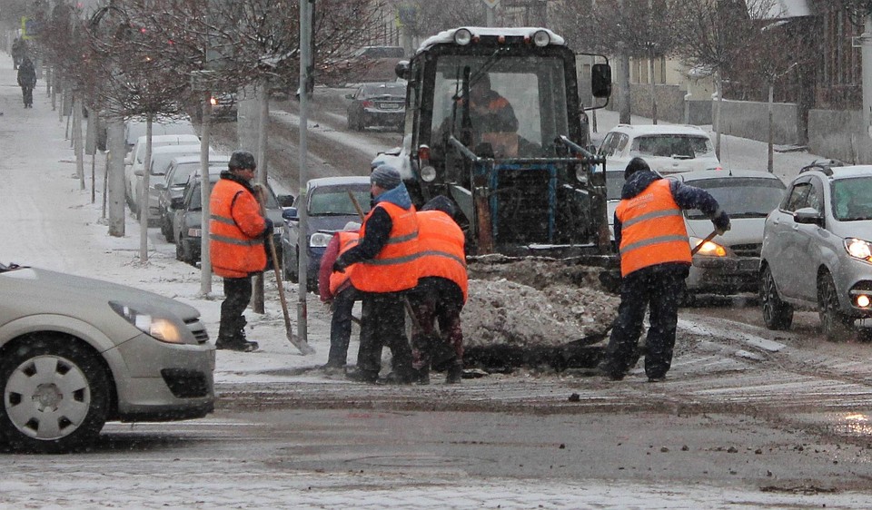 Снег вдоль проездов по Рязани убирает городская спецавтобаза, а в жилых кварталах – управляющие компании
