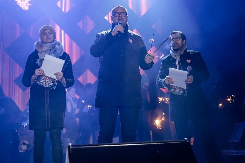 Мэр Гданьска Павел Адамович выступает на благотворительном концерте за несколько минут до нападения
