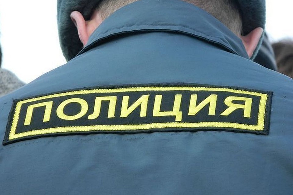Деньги пропали из сейфа в кабинете директора школы.